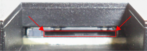 Detail: Schlitz zum Einführen der µSD-Karte Detail: Schlitz zum Einführen der µSD-Karte