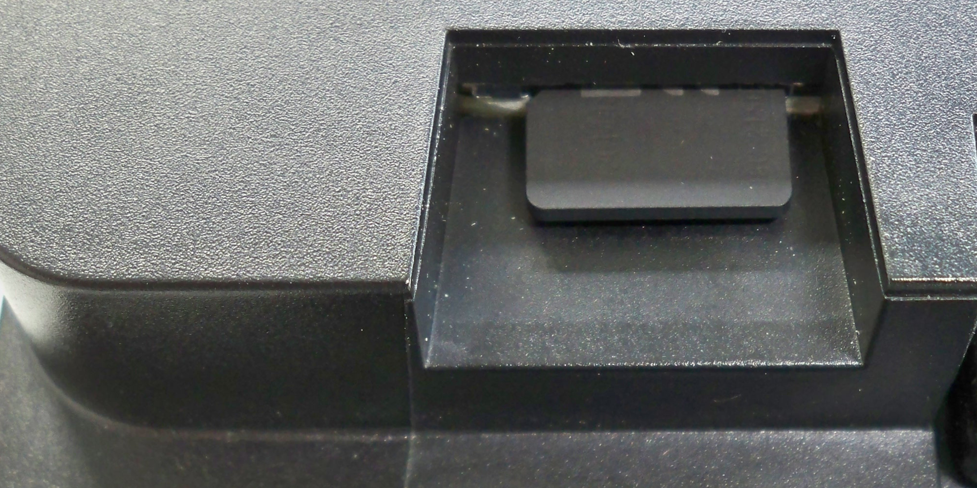 ALAN Schritt für Schritt: Schacht mit eingelegter µSD-Karte an BRAIN